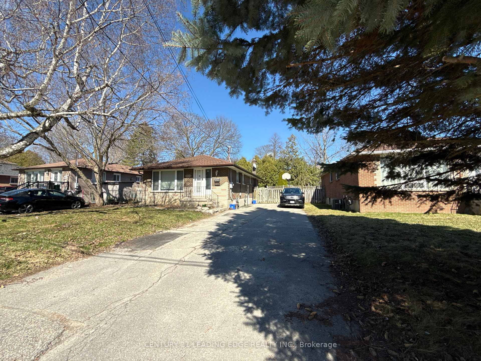 303 Wilson Road N Oshawa Ontario Canada Rent residential Mike McMahon Right at Home Realty, Brokerage*
