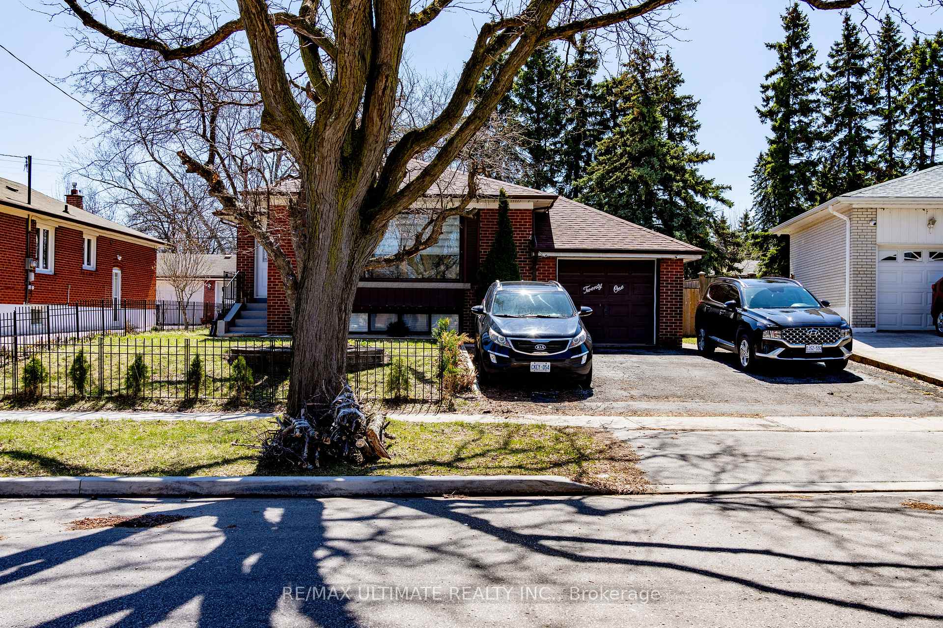 21 Benway Drive Toronto Ontario Canada Sale residential Paulette Lewis RE/MAX Ultimate Realty Inc., Brokerage *