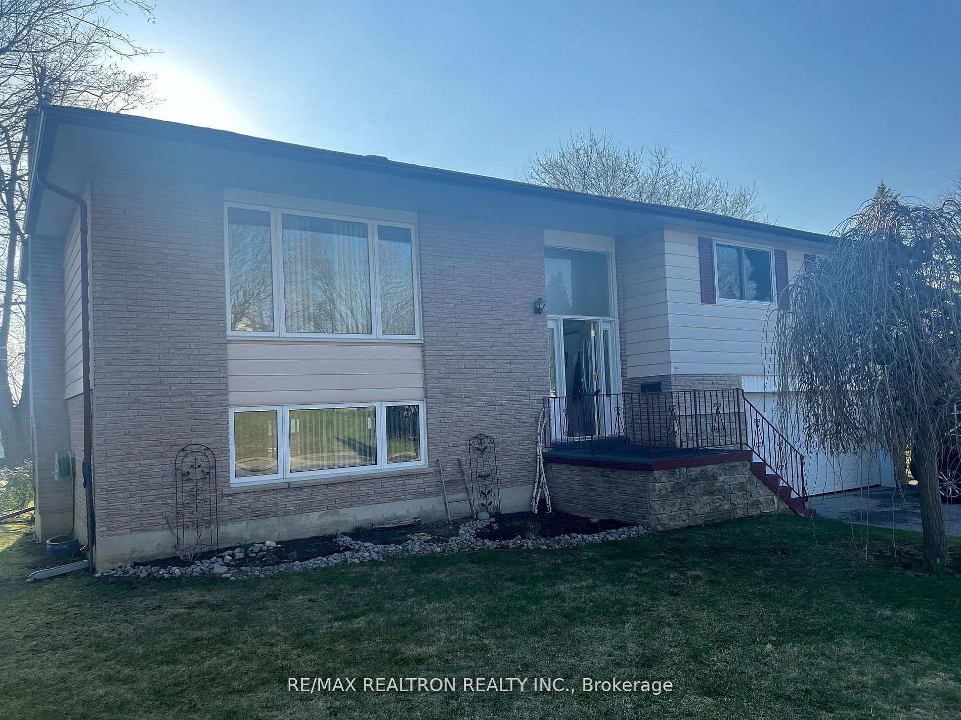 22 Jane Crescent Barrie Ontario Canada Rent residential Thiru Nirahulan RE/MAX REALTRON REALTY INC., BROKERAGE*