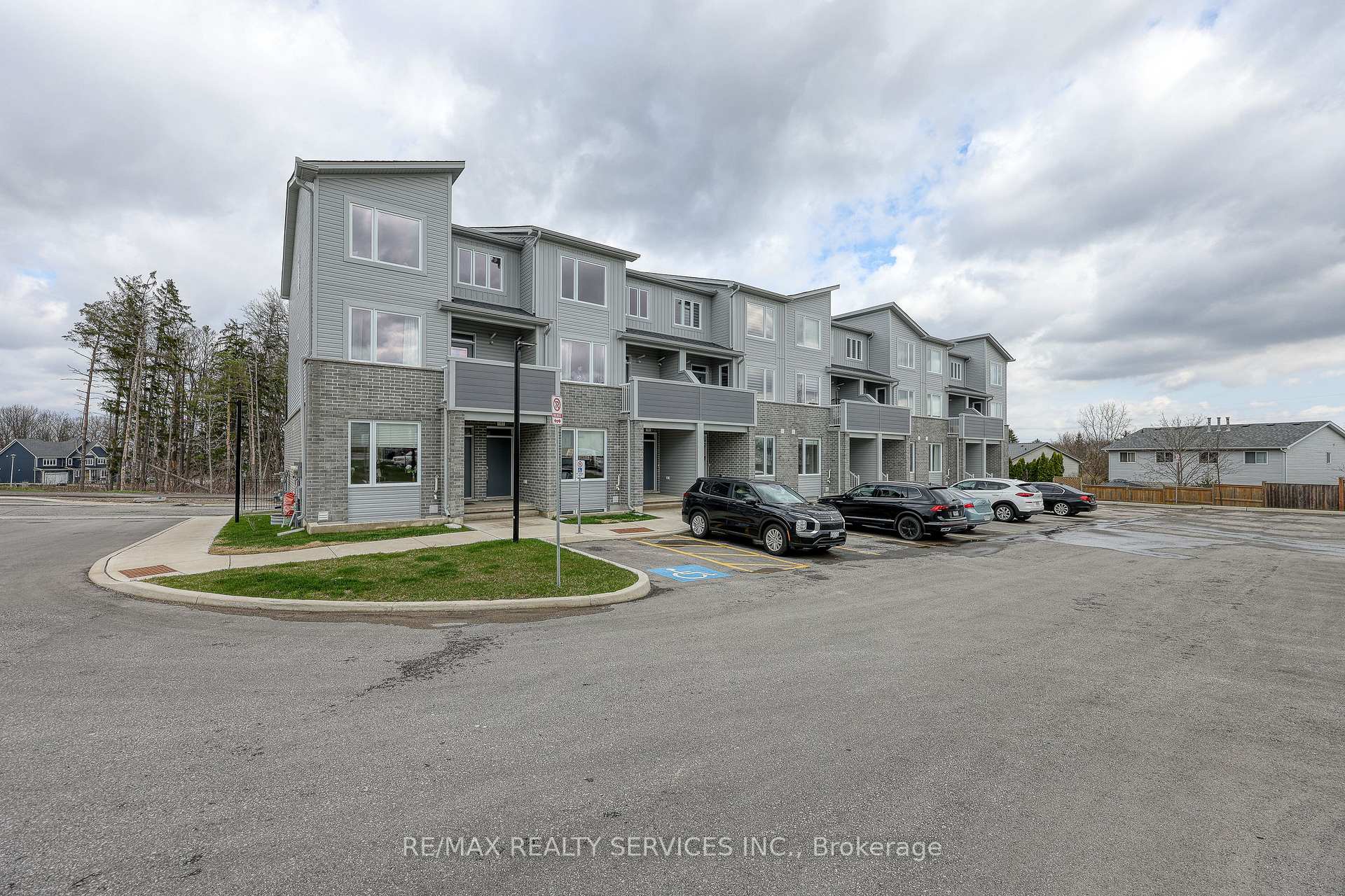 12 - 925 Deveron Crescent London South Ontario Canada Rent residential Joga Reehal RE/MAX REALTY SERVICES INC. Brokerage*