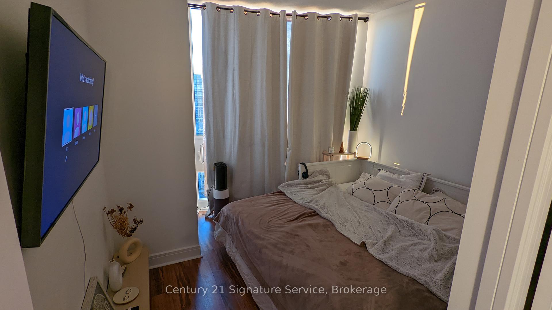 PH18 - 35 Brian Peck Crescent Toronto Ontario Canada Rent residential Joaette Young Century 21 Signature Service