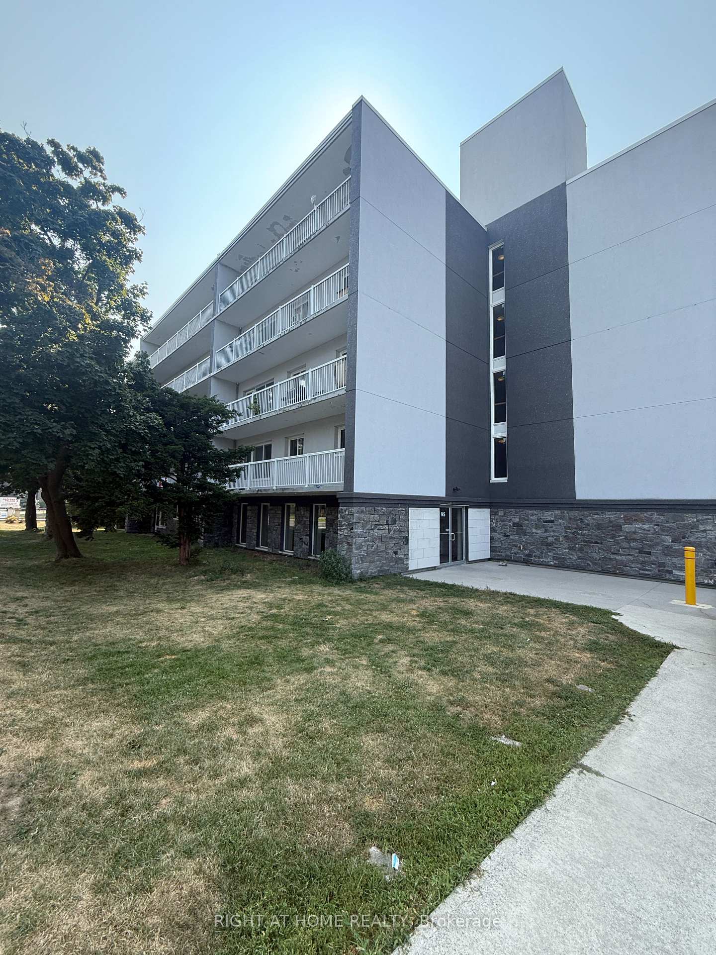203 - 95 Taunton Road E Oshawa Ontario Canada Rent residential Huseyin Perk Right at Home Realty, Brokerage*