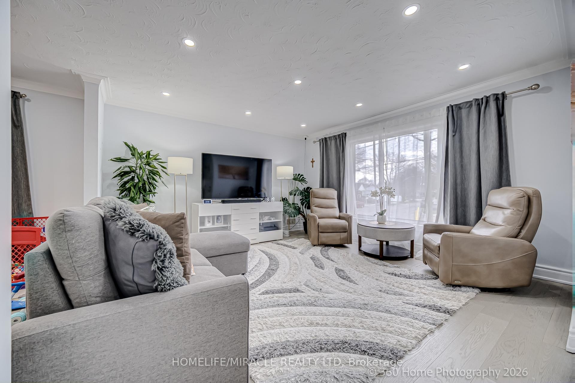 17 Montvale Drive Toronto Ontario Canada Sale residential Dhaval Shah HomeLife/Miracle Realty Ltd., Brokerage *
