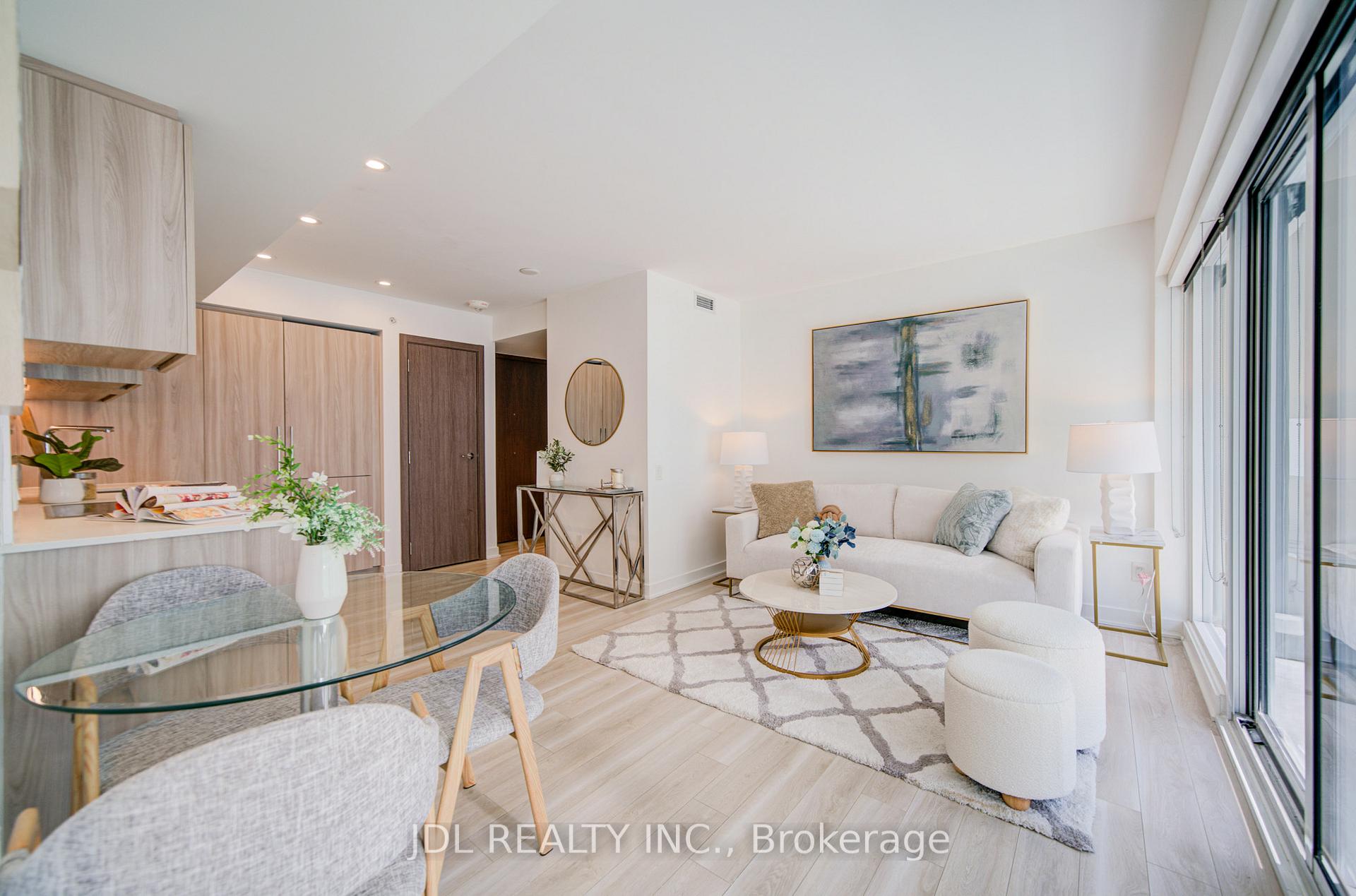 902 - 17 Bathurst Street Toronto Ontario Canada Sale residential Vince Lee Right at Home Realty Mississauga