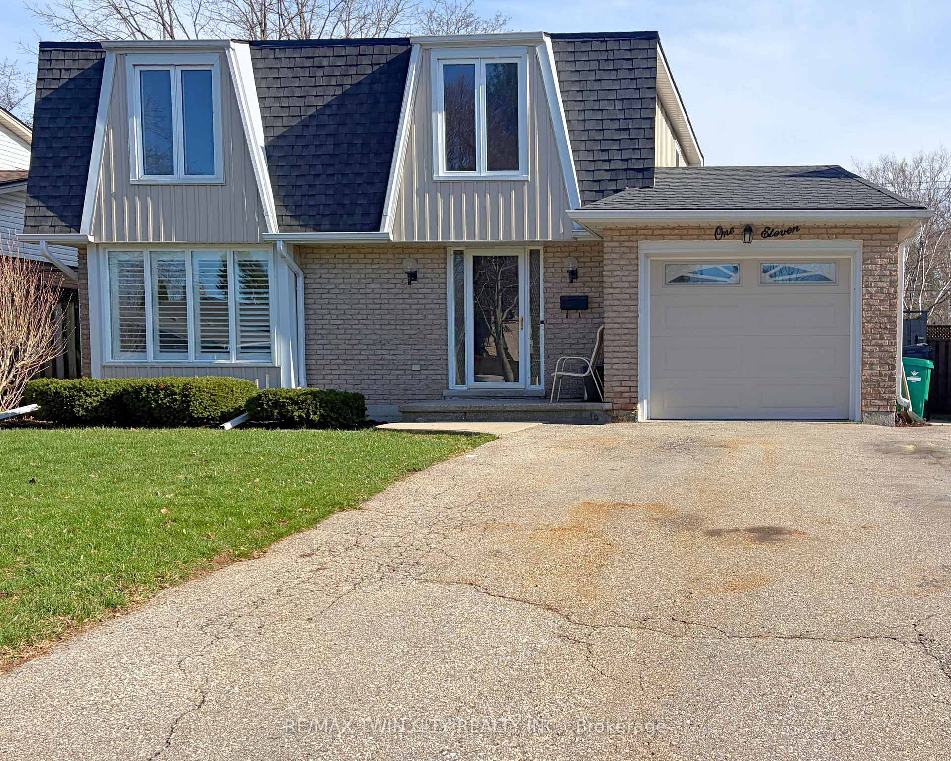 111 Manor Drive Kitchener Ontario Canada Sale residential Eva Munch RE/MAX Twin City Realty Inc., Brokerage*