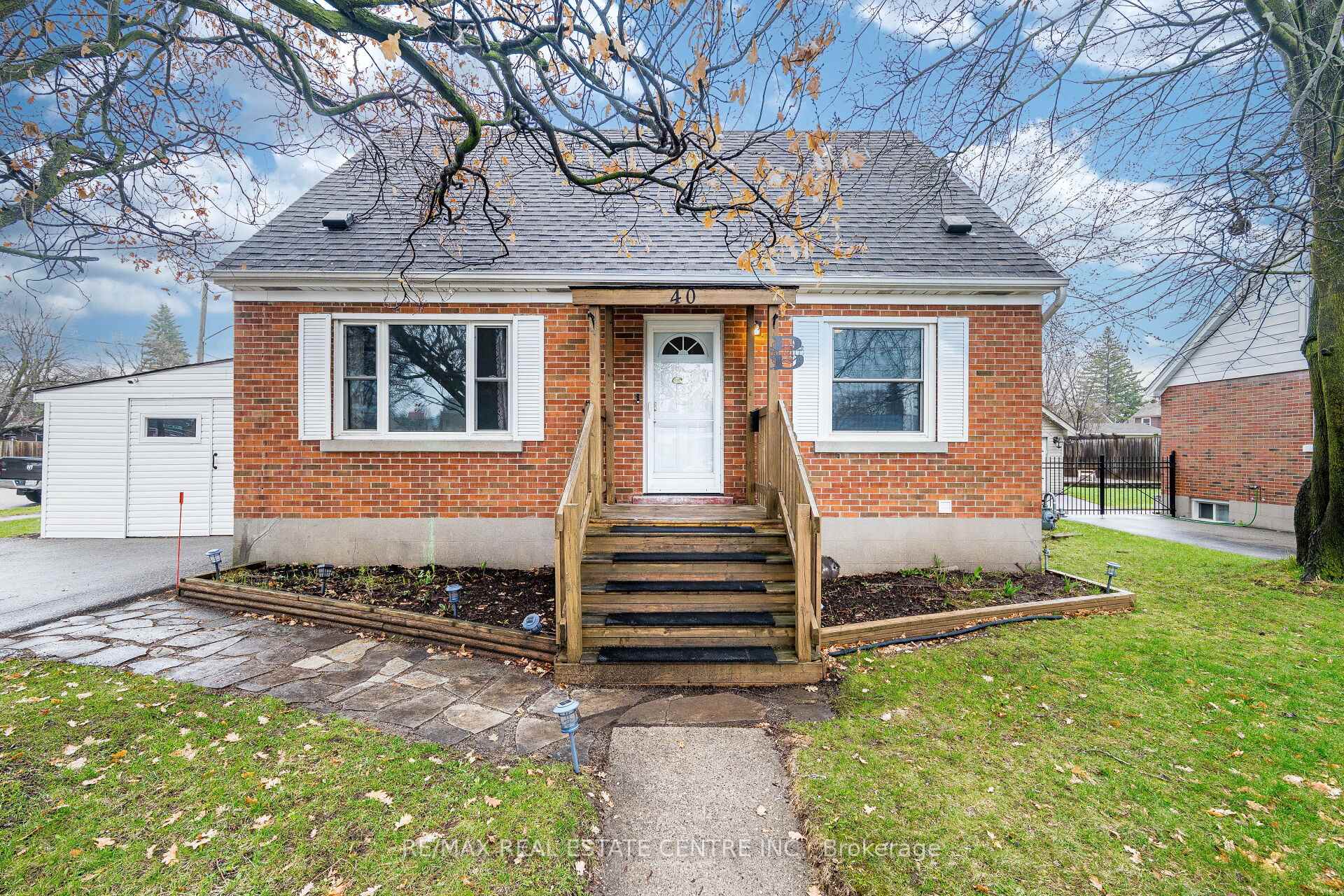 40 Ellis Crescent N Waterloo Ontario Canada Sale residential Elizabeth Hayde RE/MAX Real Estate Centre Inc., Brokerage *