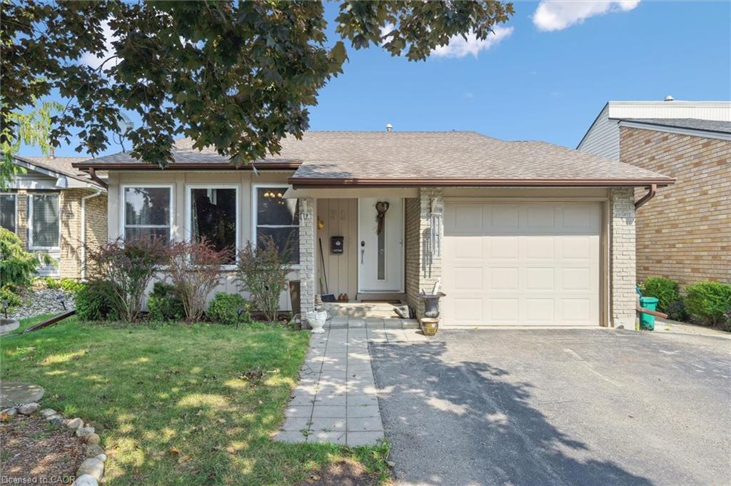 31 Saxony Circle Cambridge Ontario Canada Sale residential Alejandra Ivic RE/MAX Twin City Realty Inc., Brokerage *