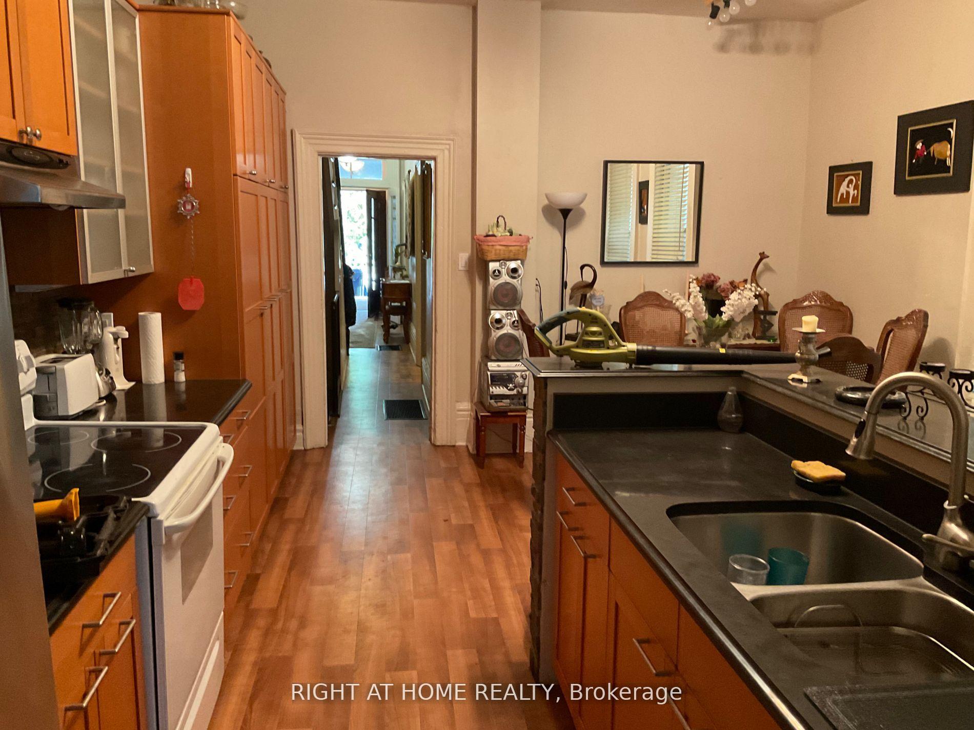 Room D - 223 Beverley Street Toronto Ontario Canada Rent residential Jari Qudrat Right at Home Realty, Brokerage*