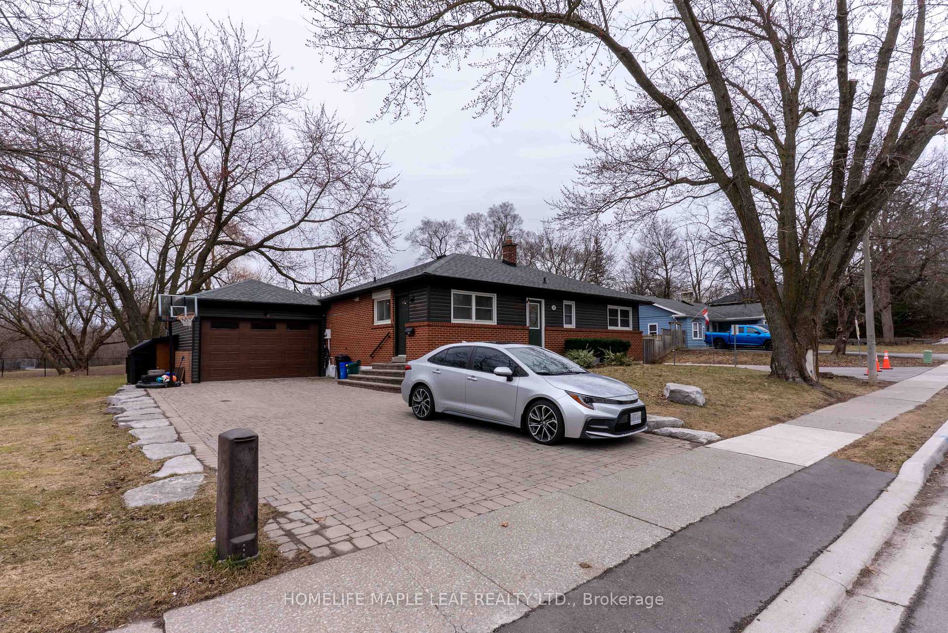 292 Woodward Avenue Milton Ontario Canada Sale residential Paramjit Sandhu HomeLife Maple Leaf Realty Ltd., Brokerage *