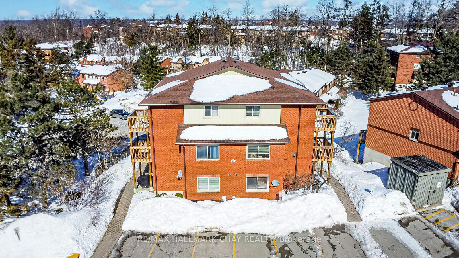8 - 22 Meadow Lane Barrie Ontario Canada Sale residential Mark Leader RE/MAX Hallmark Chay Realty, Brokerage