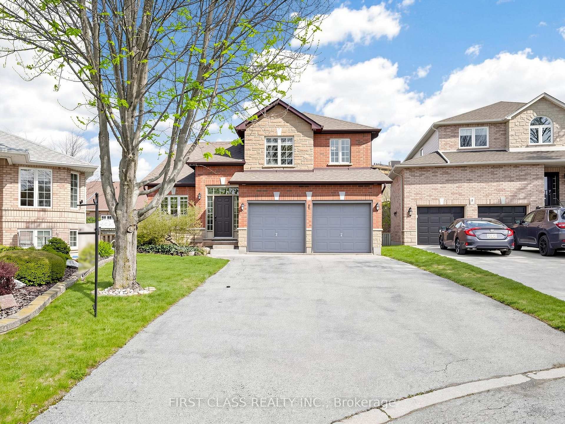 11 Diamond Court Hamilton Ontario Canada Sale residential Ronald Huang FIRST CLASS REALTY INC. Brokerage* 