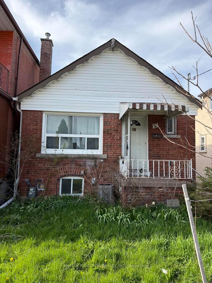 Main - 32 Belgravia Avenue Toronto Ontario Canada Rent residential Teresa Vu RE/MAX Realtron Realty, Inc. Brokerage*
