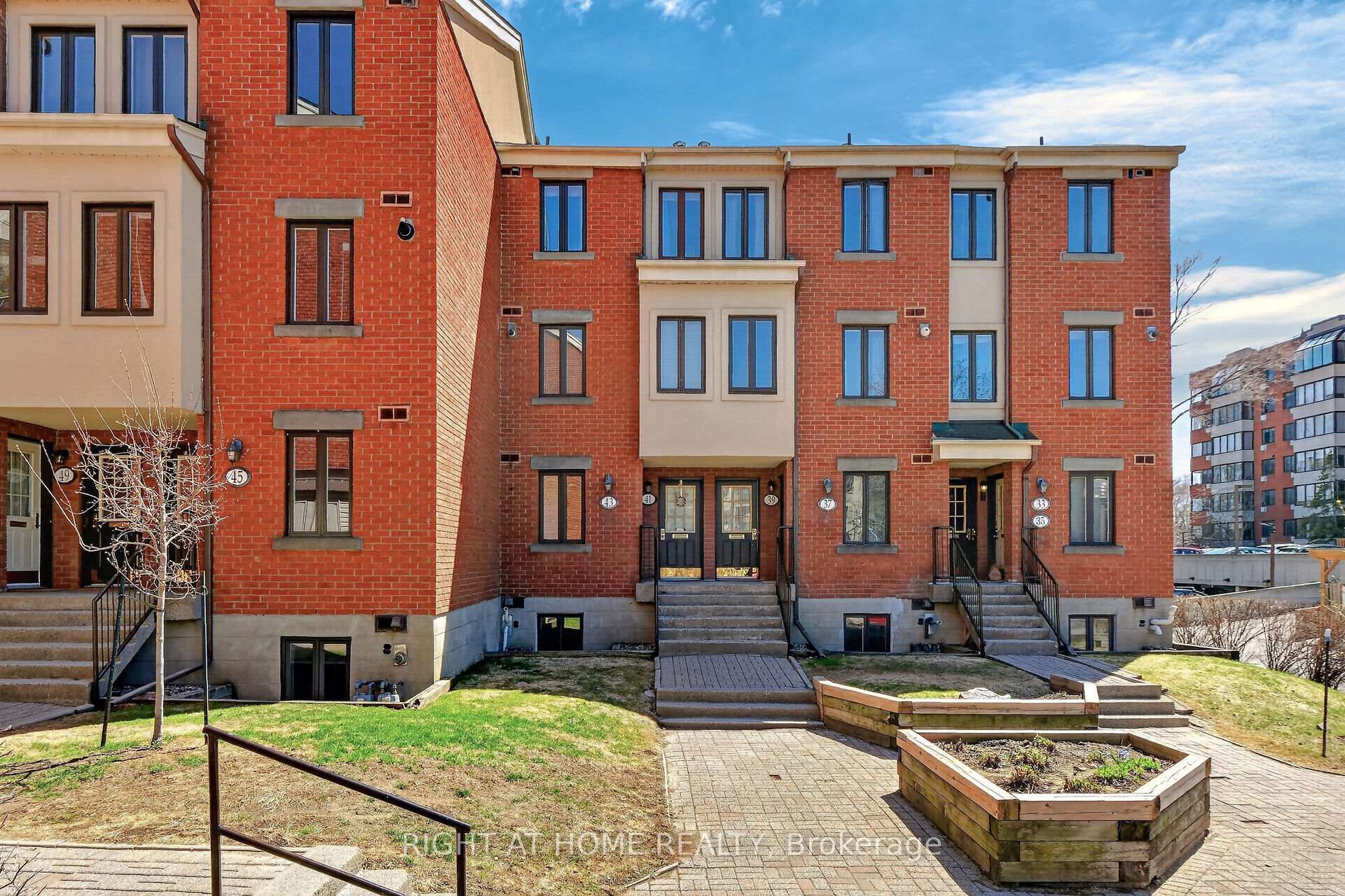 43 Crispin Private Ottawa Ontario Canada Sale residential Hesam Azimi Right at Home Realty, Brokerage*