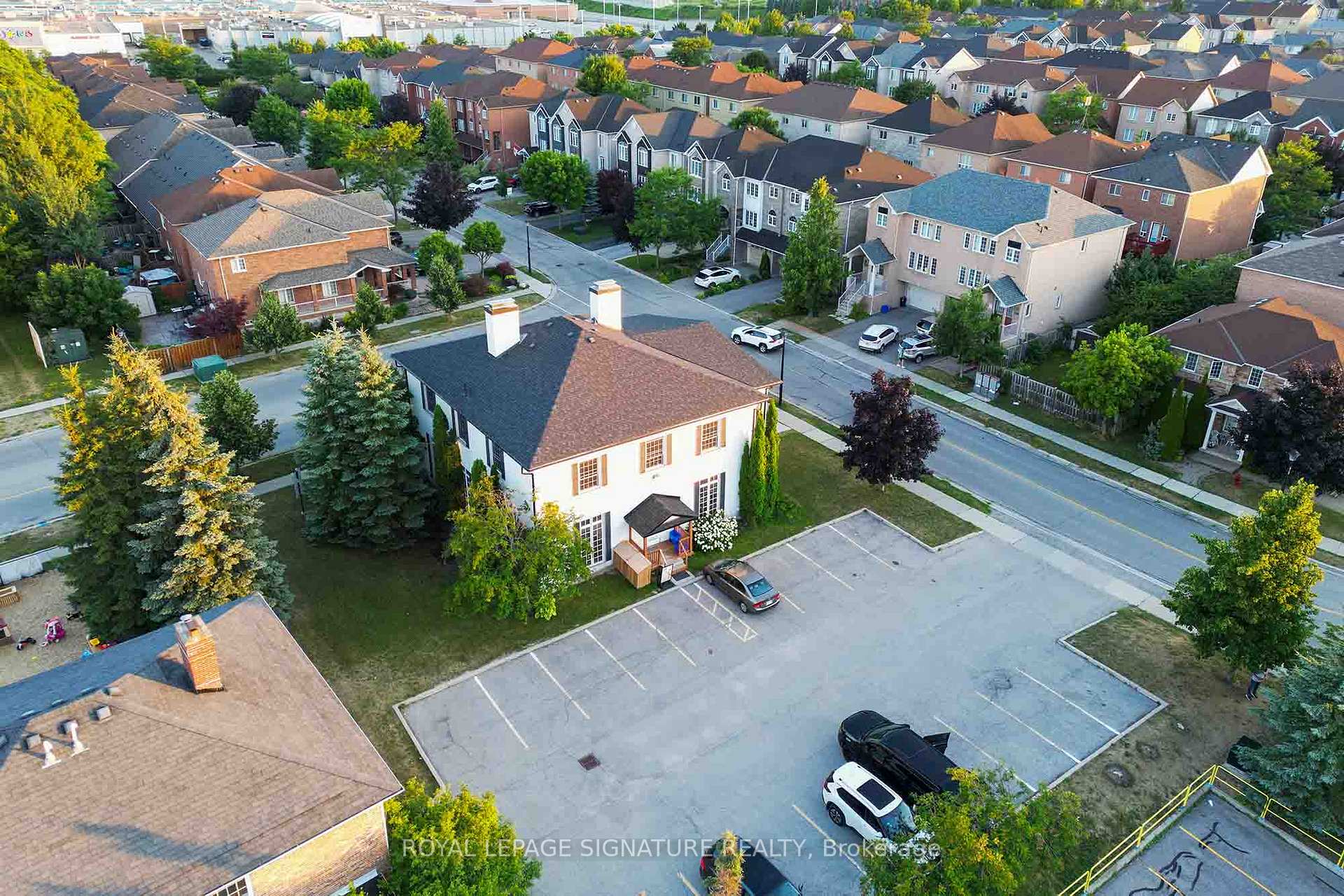83 Dawson Manor Boulevard Newmarket Ontario Canada Sale commercial Michael Facella Royal LePage Signature Realty, Brokerage *