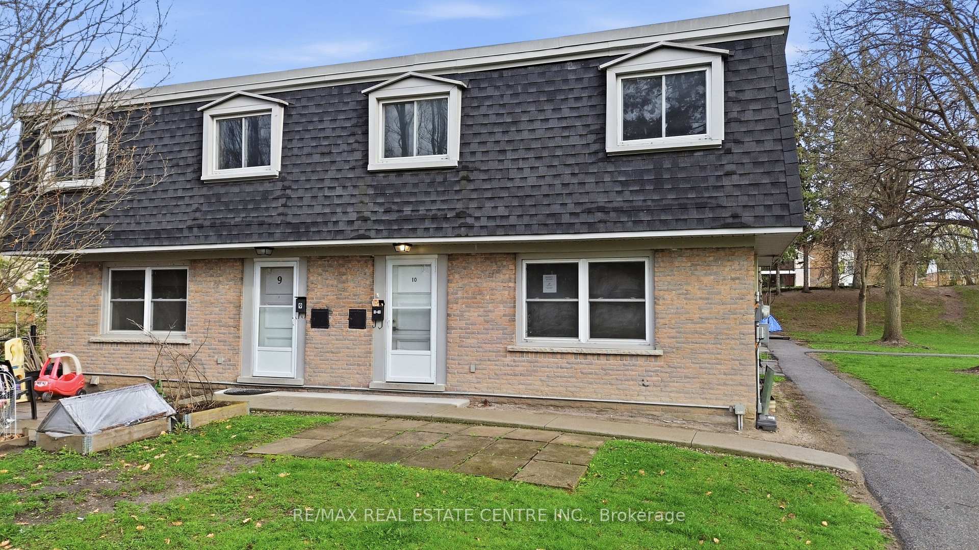 10 - 76 Borden Parkway Kitchener Ontario Canada Sale residential Vik Mehmi RE/MAX Real Estate Centre Inc., Brokerage *