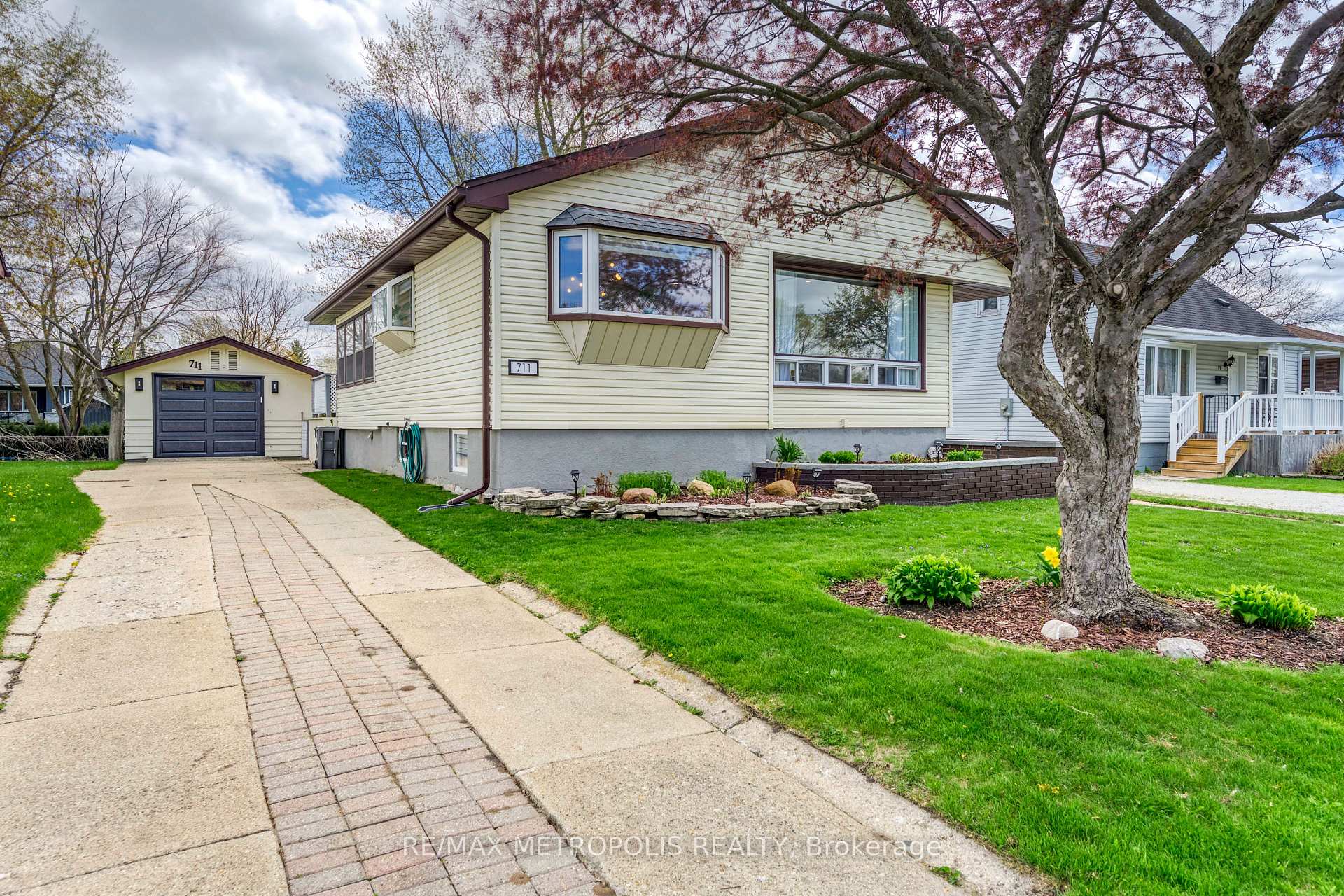 711 Michigan Avenue Point Edward Ontario Canada Sale residential Dushan Nithiyanantham RE/MAX Metropolis Realty Brokerage*