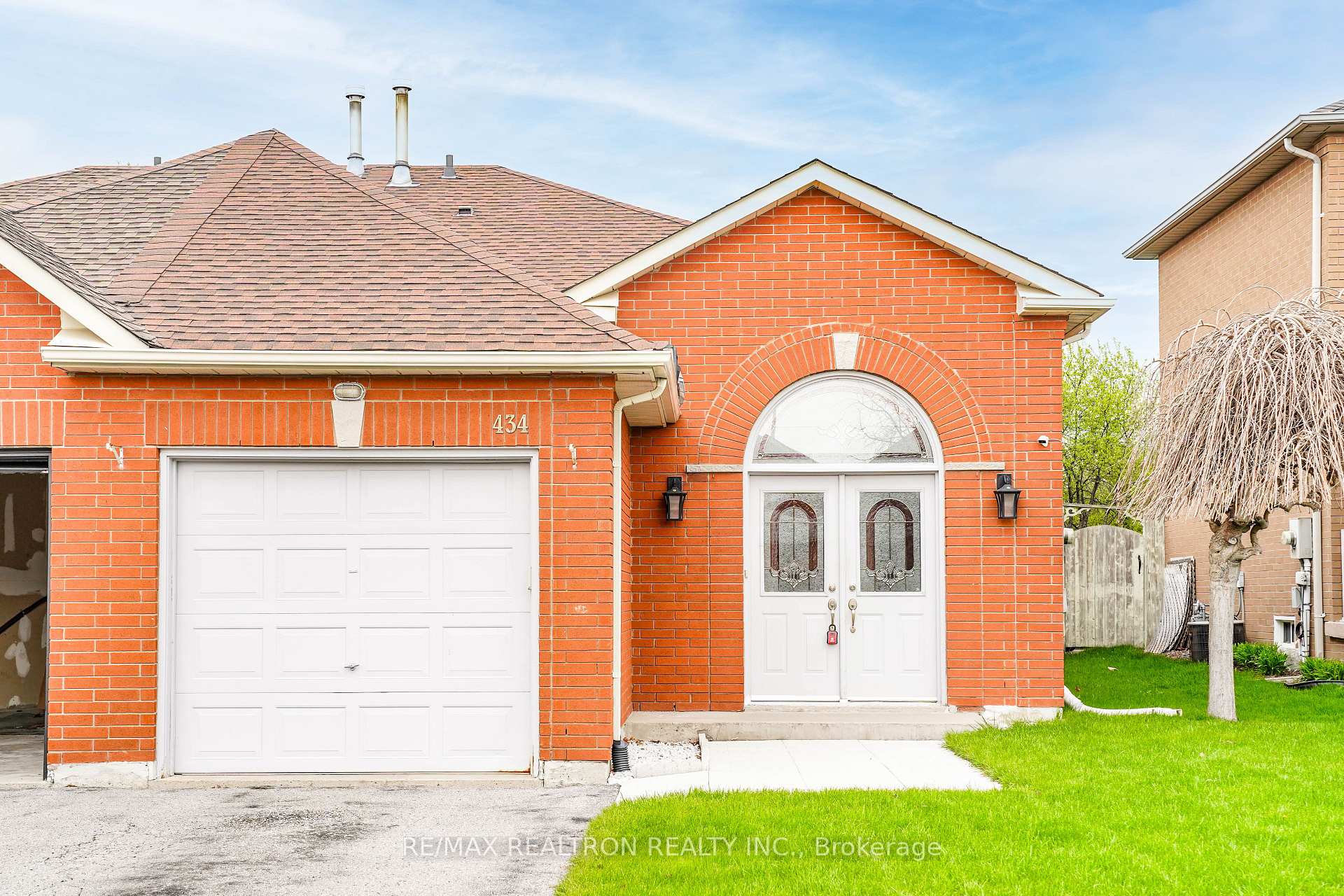 434 Stonegate Avenue Oshawa Ontario Canada Sale residential Thiru Nirahulan RE/MAX REALTRON REALTY INC., BROKERAGE*