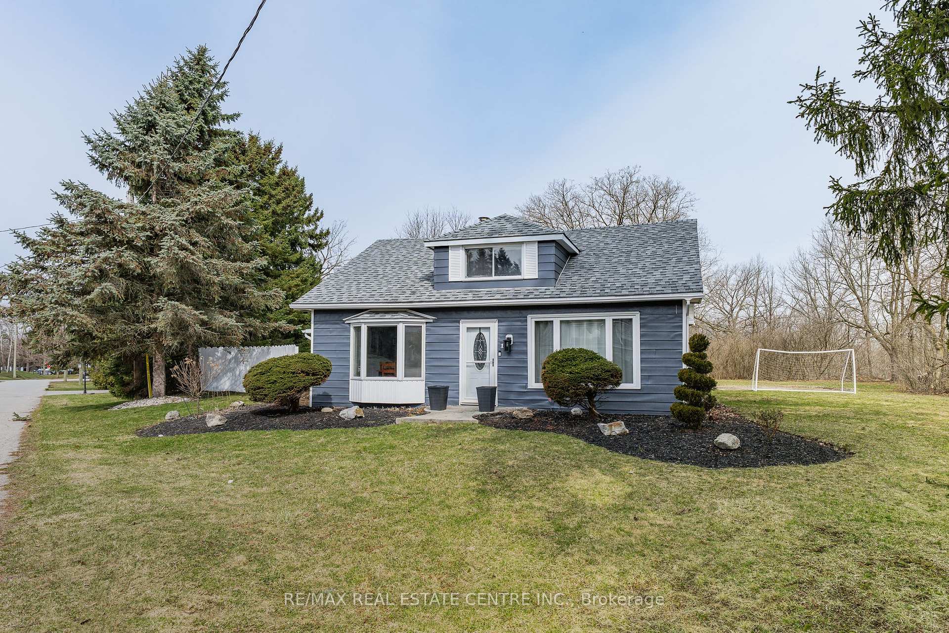 1 Hughson Street North Dumfries Ontario Canada Sale residential Mandy Roth RE/MAX TWIN CITY REALTY INC., BROKERAGE*