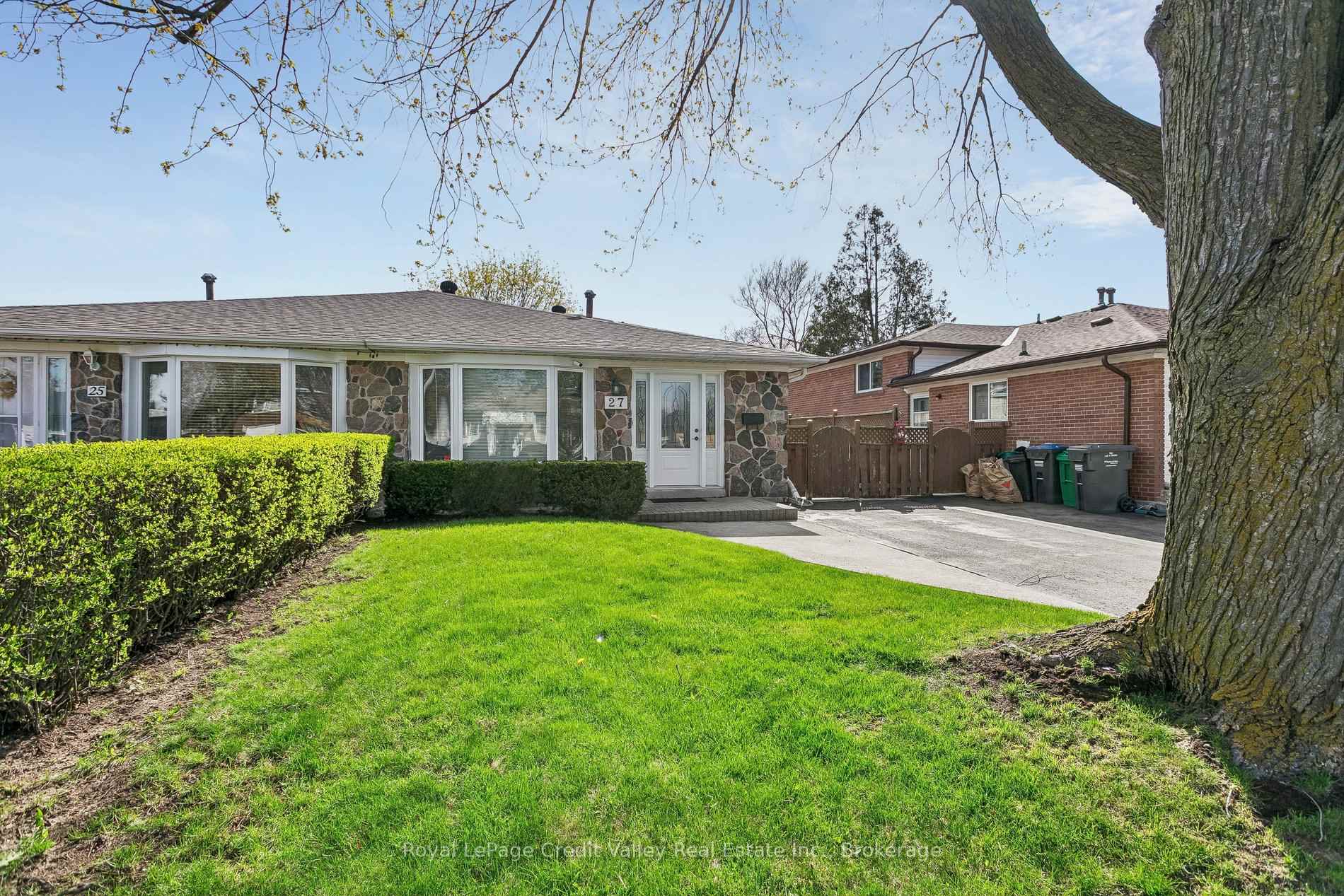 27 Grange Drive Brampton Ontario Canada Sale residential Lola Cromwell INFINITE REAL ESTATE BROKERAGE INC.