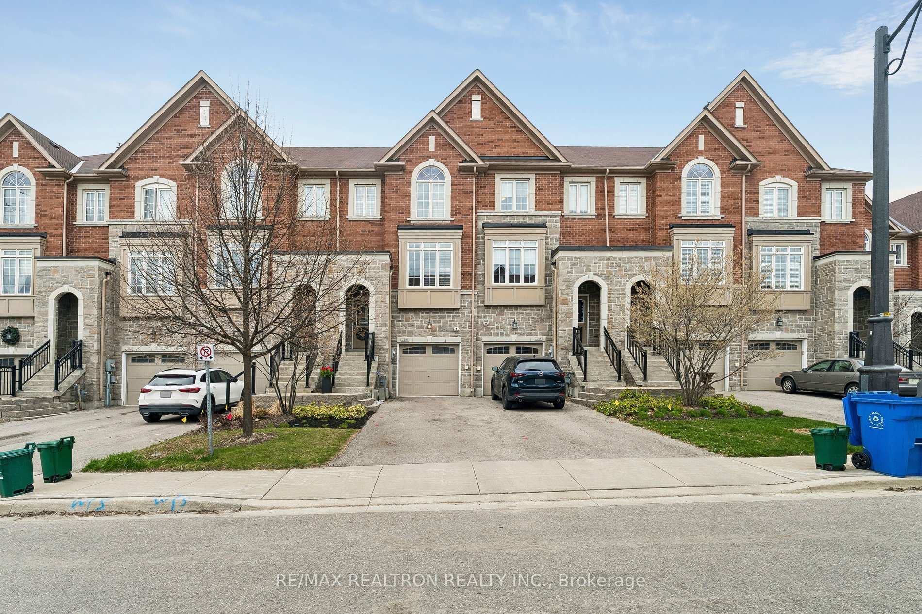 216 Appleton Court Newmarket Ontario Canada Sale residential RON COMMODORE RE/MAX Realtron Realty, Inc. Brokerage*