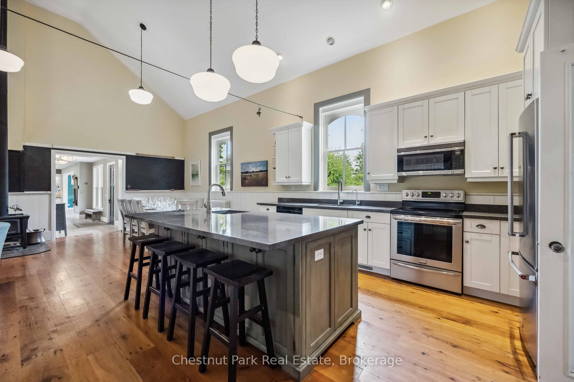 5 Bedroom Single Family Home/House's Image 12