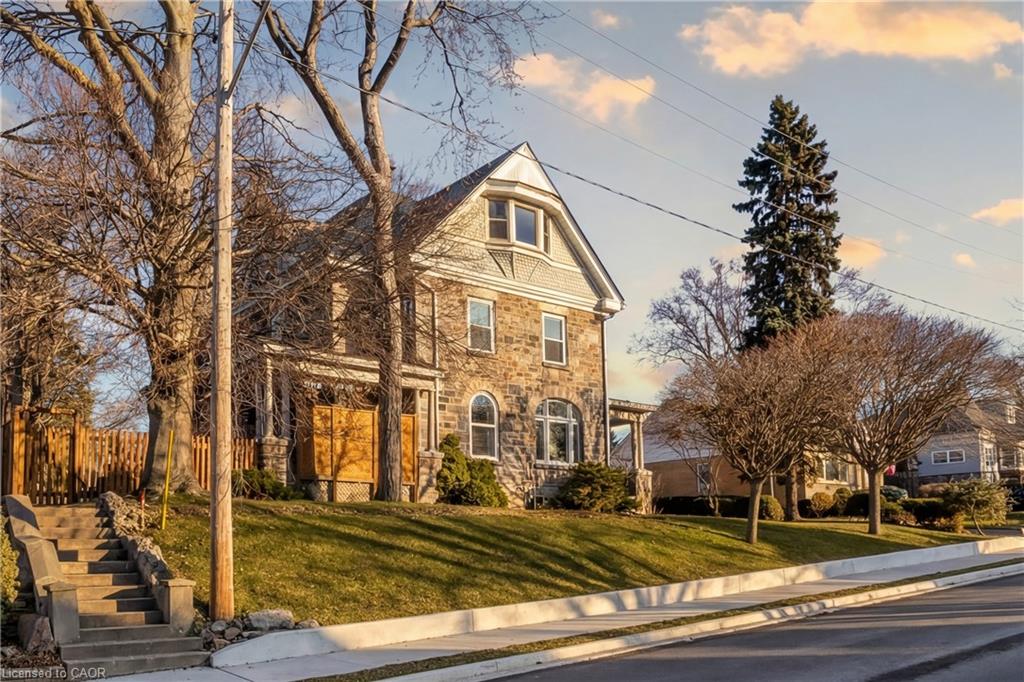 6 Bedroom Single Family Home/House's Image 44