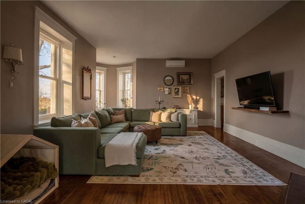 6 Bedroom Single Family Home/House's Image 12