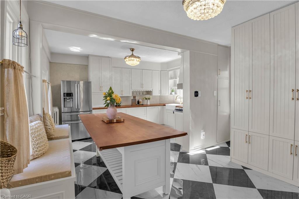6 Bedroom Single Family Home/House's Image 8