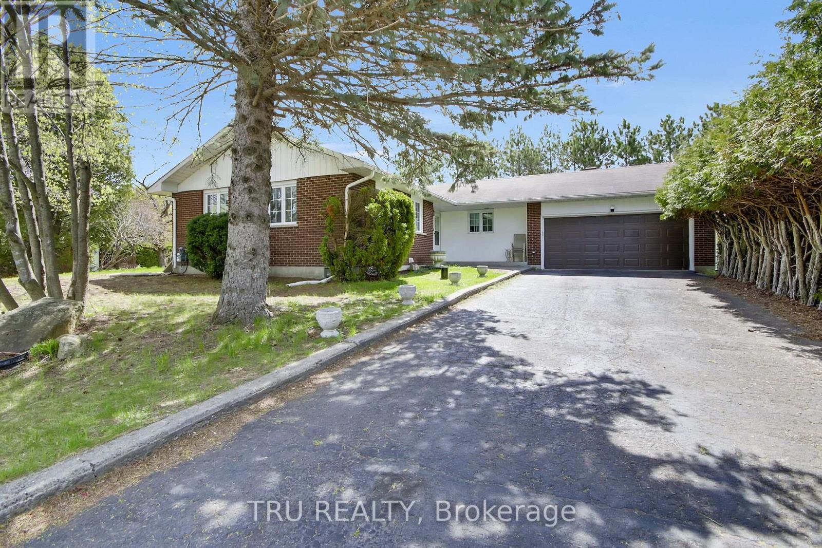 7038 SHIELDS Drive Ottawa Ontario Canada Sale residential Isam Hashweh TRU REALTY , BROKERAGE*
