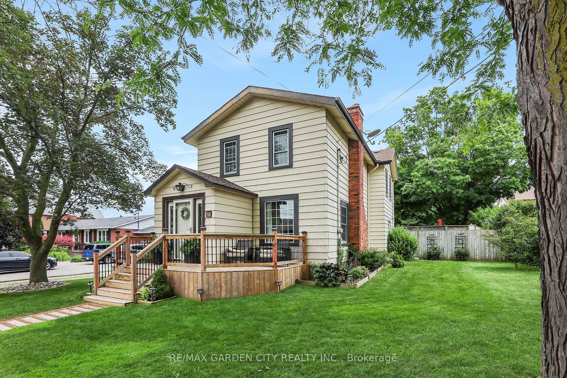 10 Maple Avenue Grimsby Ontario Canada Sale residential Kafayat Ayodele-Peters Right at Home Realty, Brokerage*