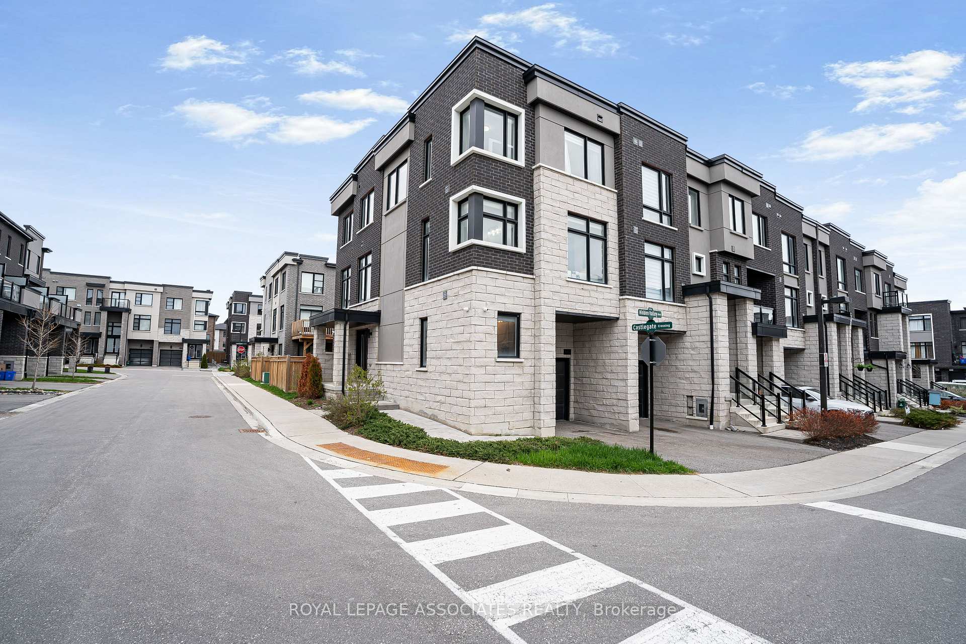 1662 Hidden Valley Glen Pickering Ontario Canada Sale residential Namita Singh Right at Home Realty, Brokerage*