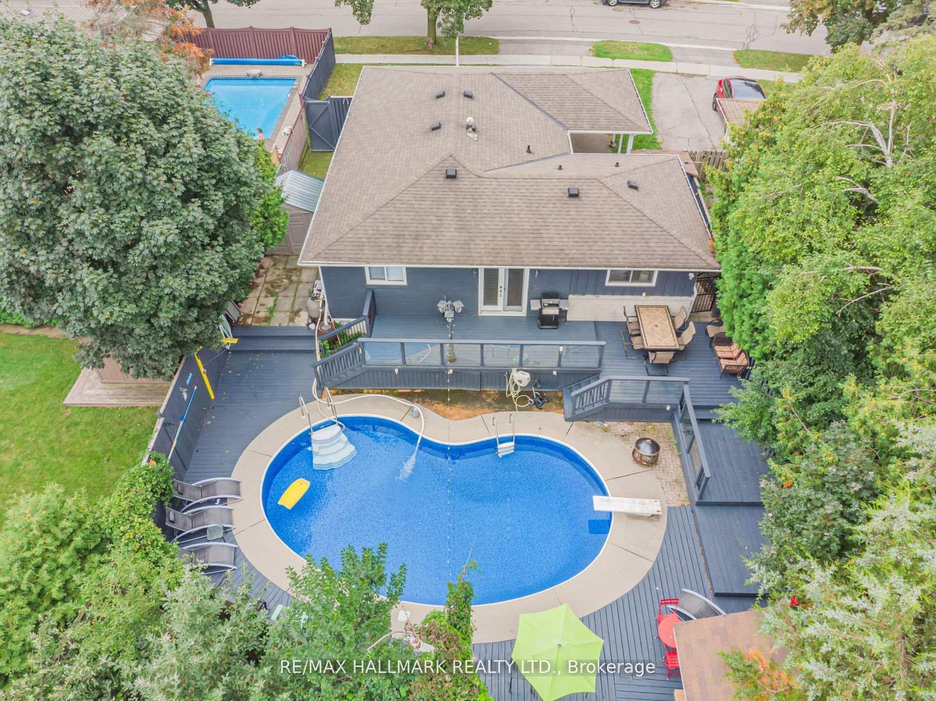 4 Devins Drive Aurora Ontario Canada Sale residential Daryl King RE/MAX Hallmark Realty Ltd., Brokerage*