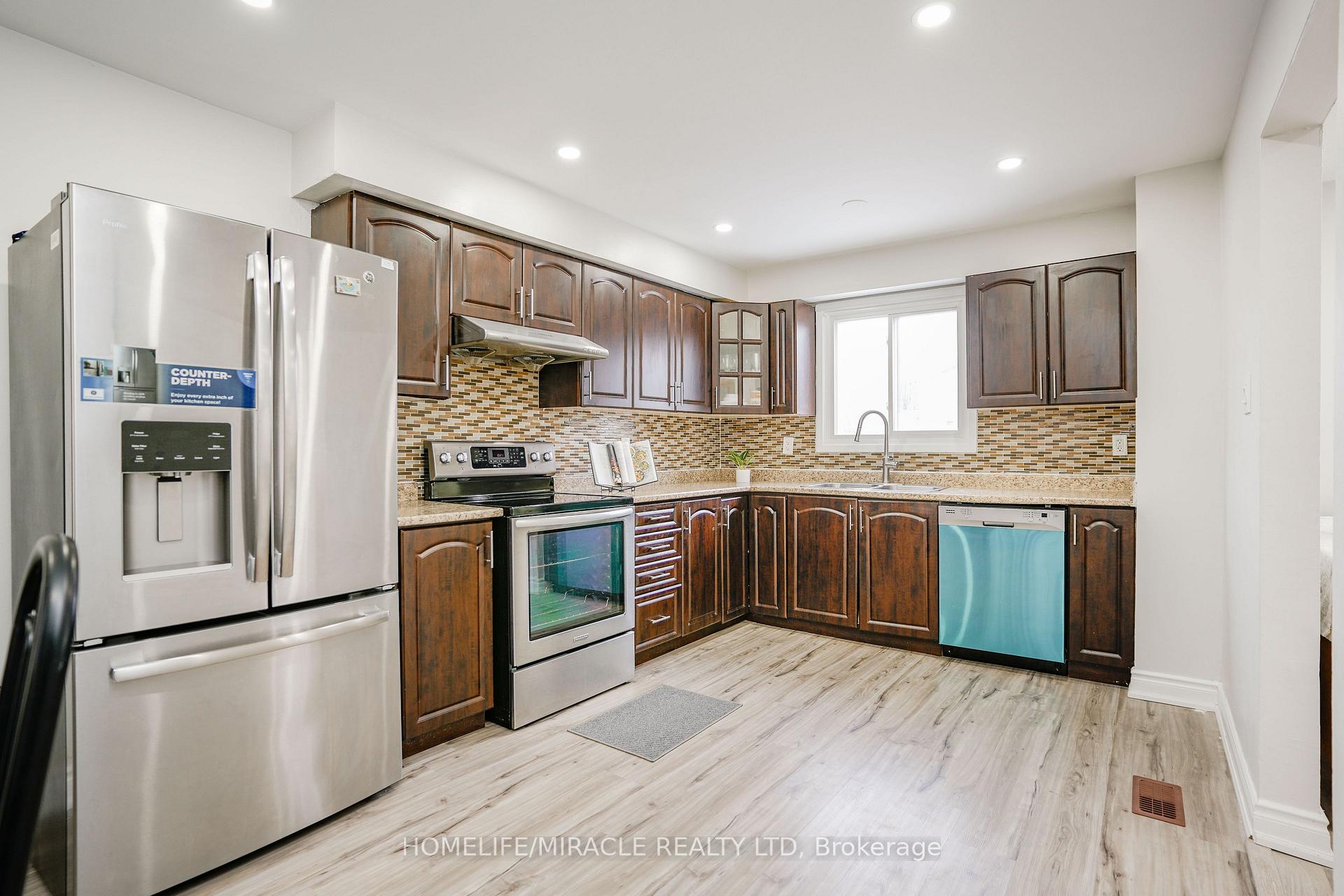 15 Heatherside Court Brampton Ontario Canada Sale residential Bishan Sharma HomeLife/Miracle Realty Ltd, Brokerage *