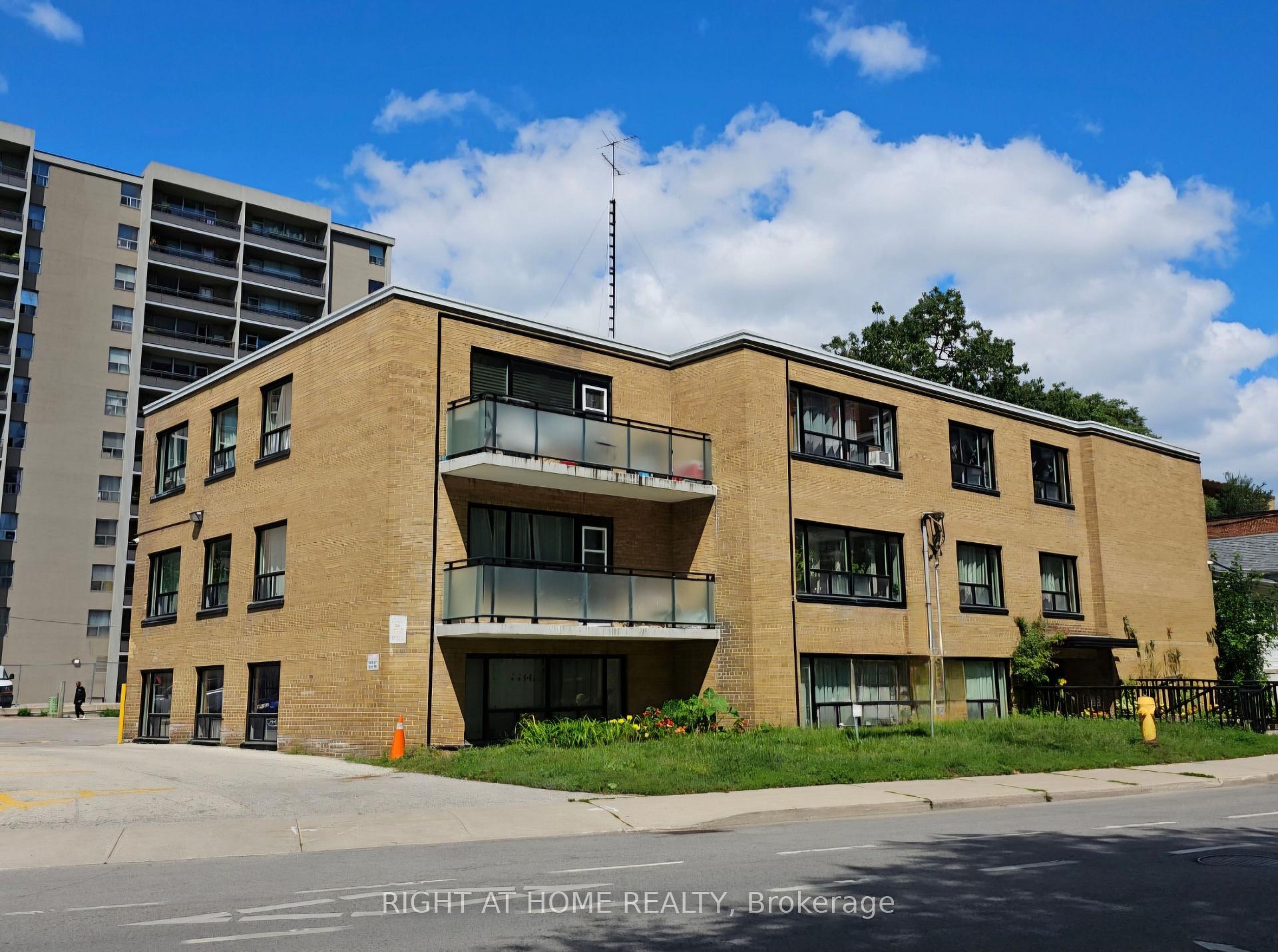 207 - 20 Cosburn Avenue Toronto Ontario Canada Rent residential Jason Leathwood Right at Home Realty, Brokerage*
