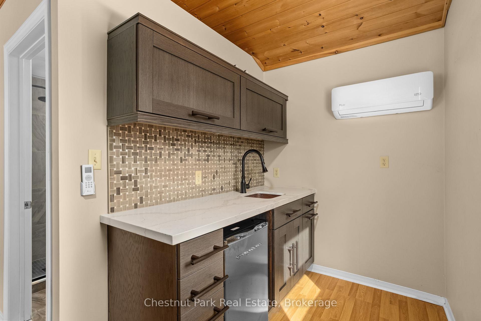 6 Bedroom Single Family Home/House's Image 27