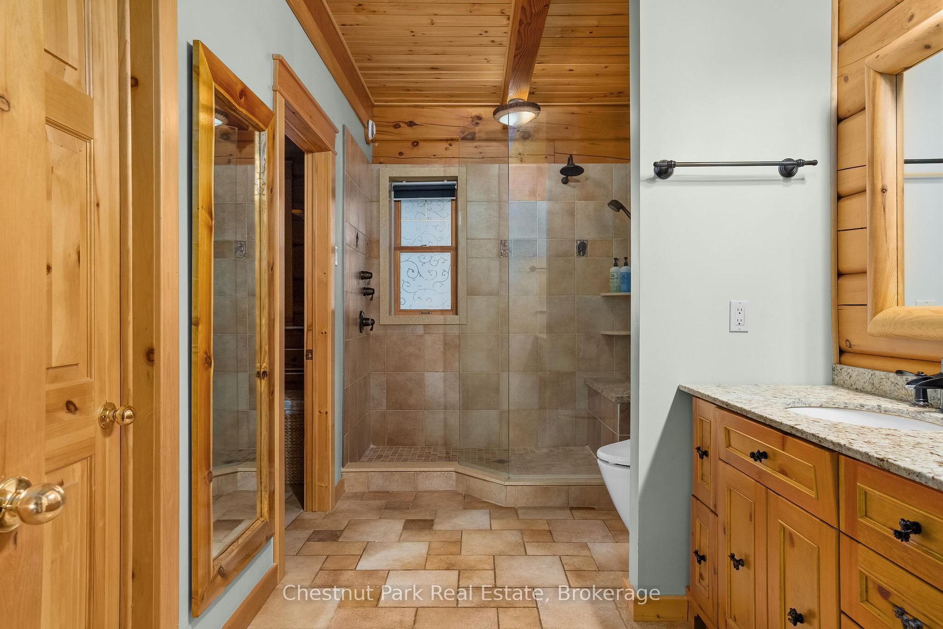 6 Bedroom Single Family Home/House's Image 15