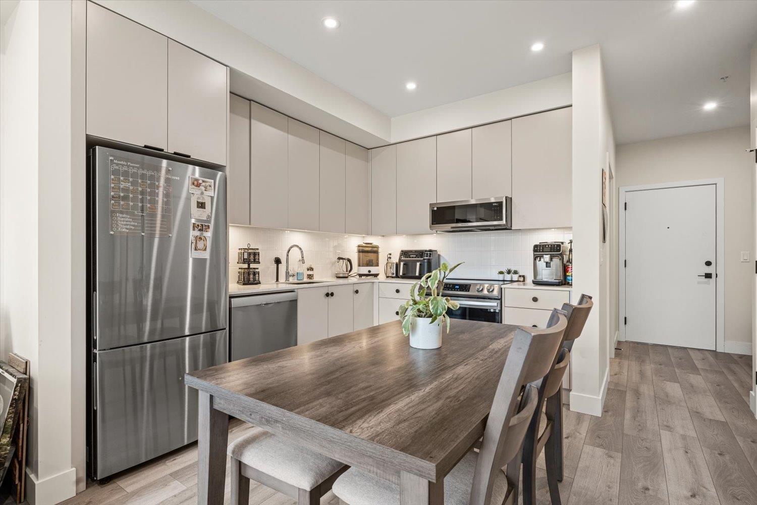202 45511 CAMPUS DRIVE|Garrison Chilliwack British Columbia Canada Sale residential Gary Gaba Pathway Executives Realty Inc.