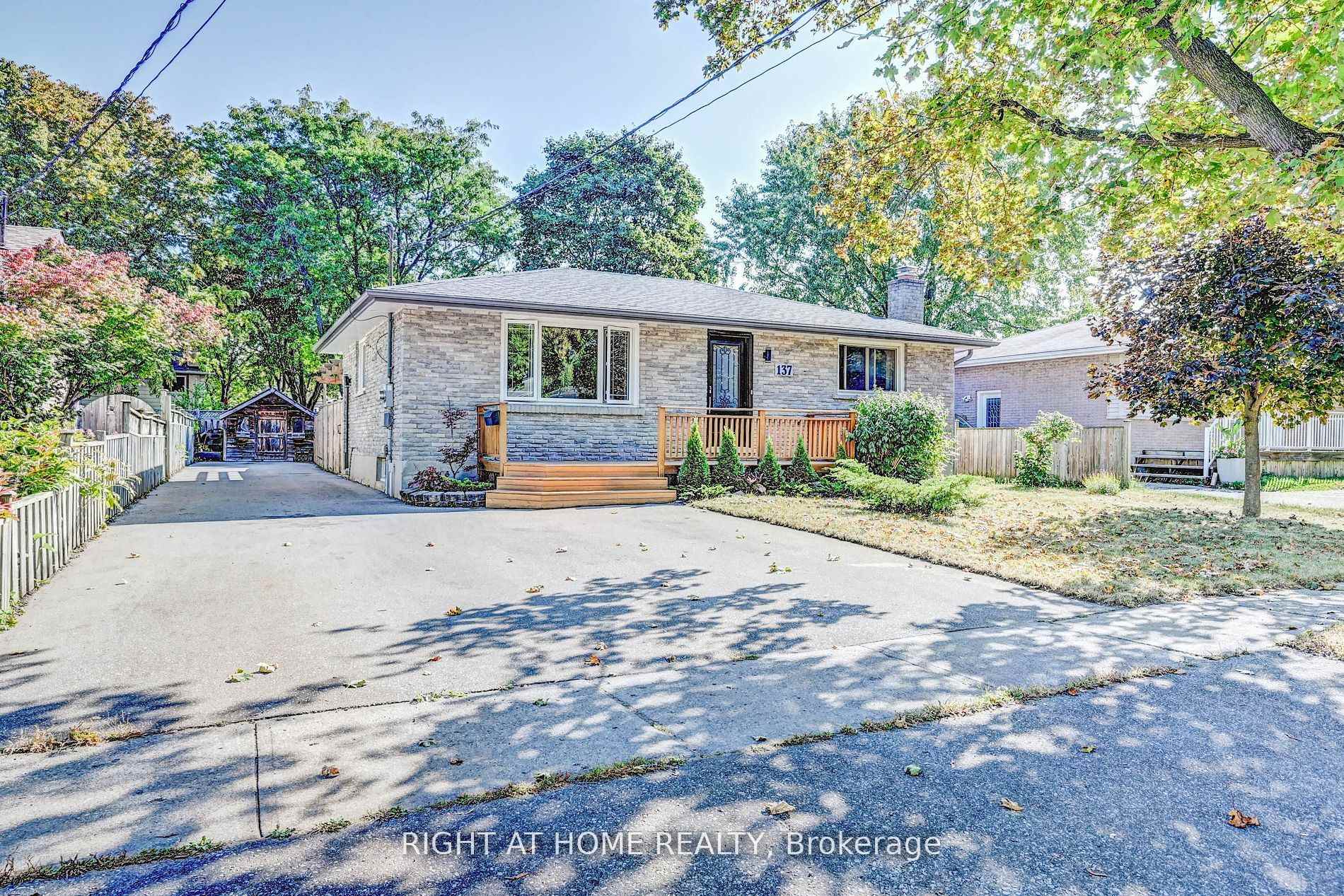137 Country Club Drive Guelph Ontario Canada Sale residential Moyeen Syed Right at Home Realty, Brokerage*