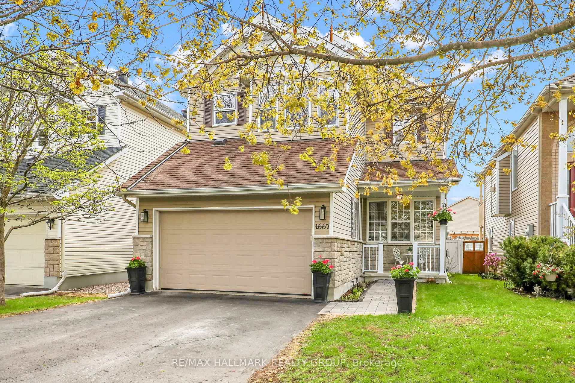 1667 Frenette Street Ottawa Ontario Canada Sale residential Christiane Lafleur RE/MAX HALLMARK REALTY GROUP Brokerage *