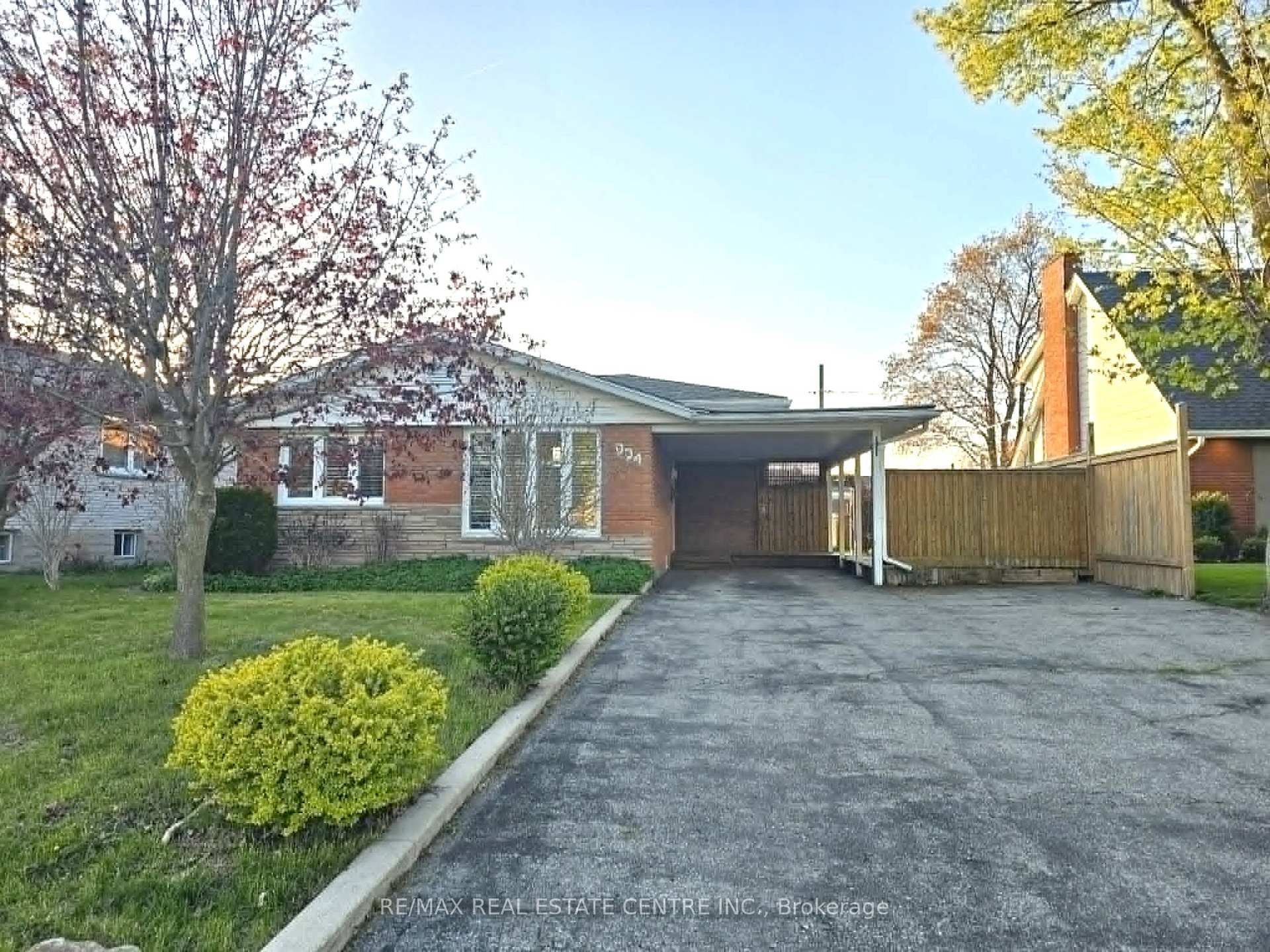 MAIN - 834 WESTMINSTER Drive S Cambridge Ontario Canada Rent residential   InCom Example New Demo Office