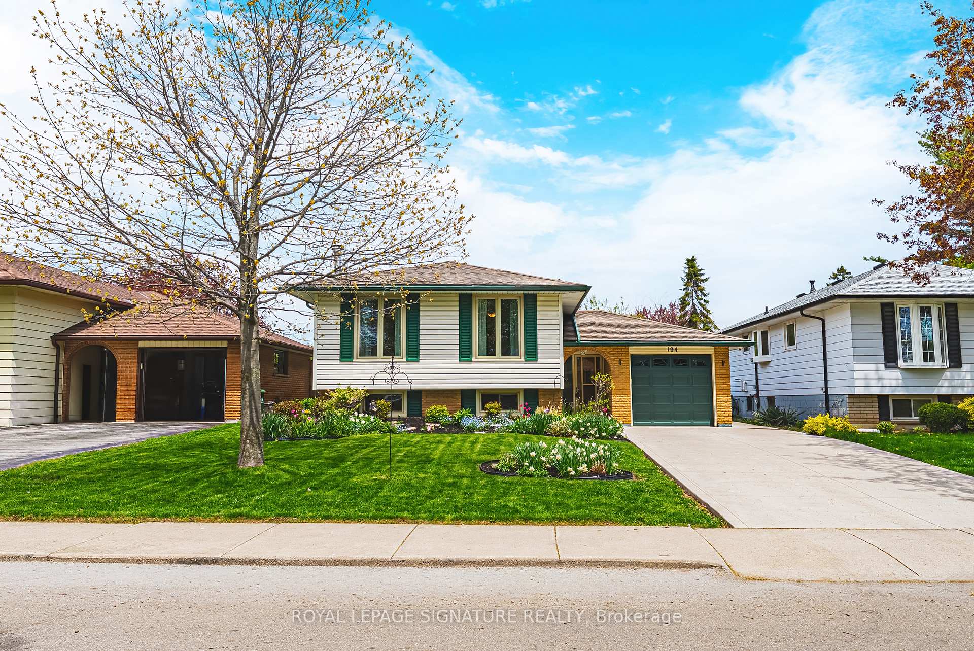 104 Gardiner Drive Hamilton Ontario Canada Sale residential Liliane Rezkalla Royal LePage Signature Realty, Brokerage