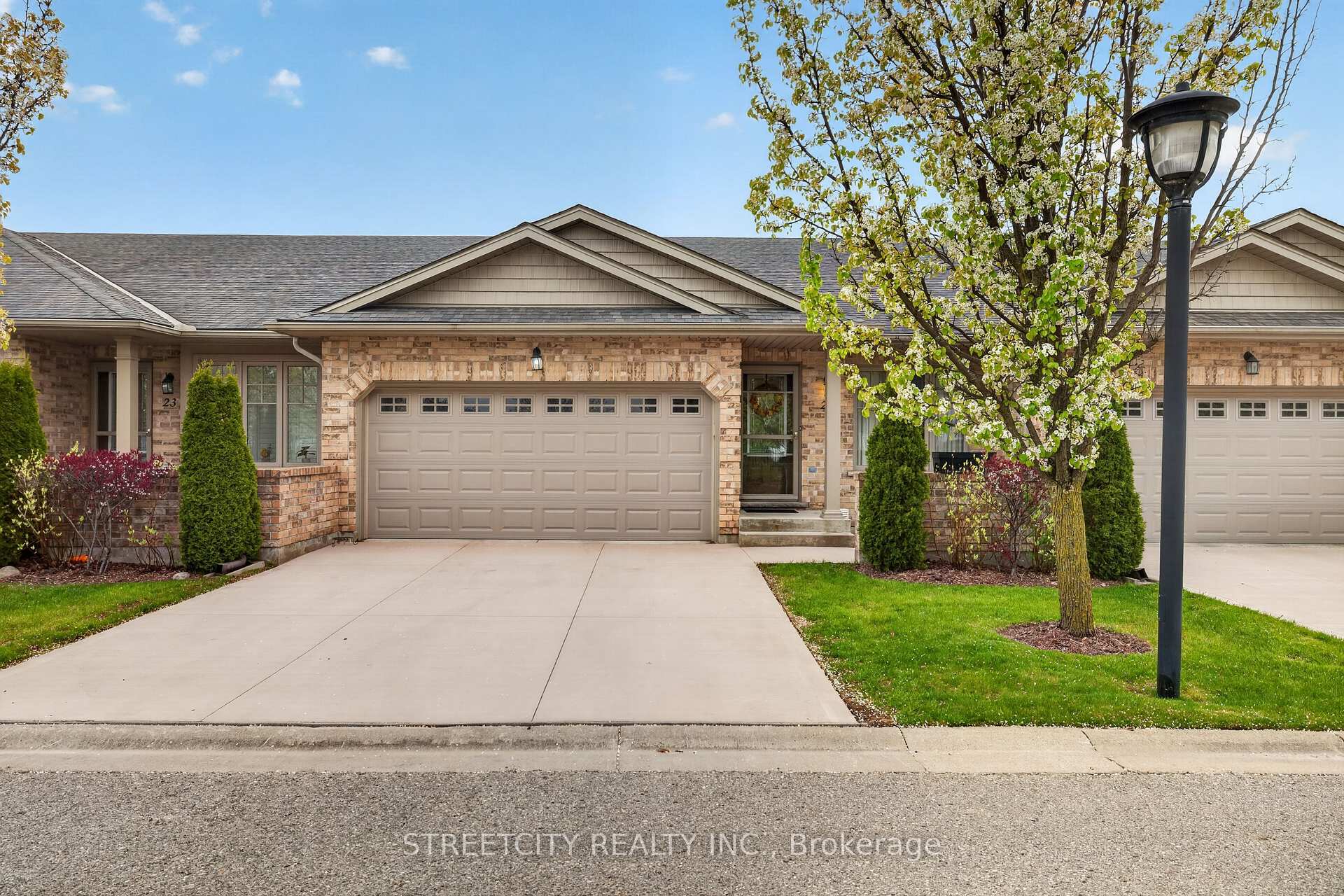 21 - 2100 Denview Avenue London North Ontario Canada Sale residential Frank Pontes STREETCITY REALTY INC., BROKERAGE*