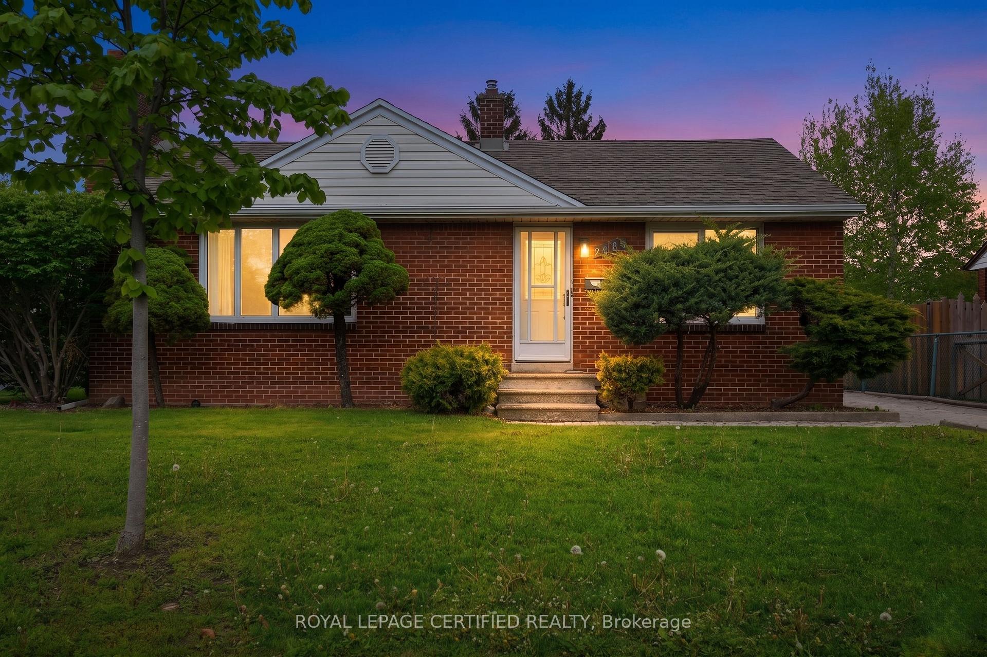 2485 Dominion Boulevard Windsor Ontario Canada Sale residential Florina Craiu-Botan Royal Lepage Certified Realty, Brokerage*