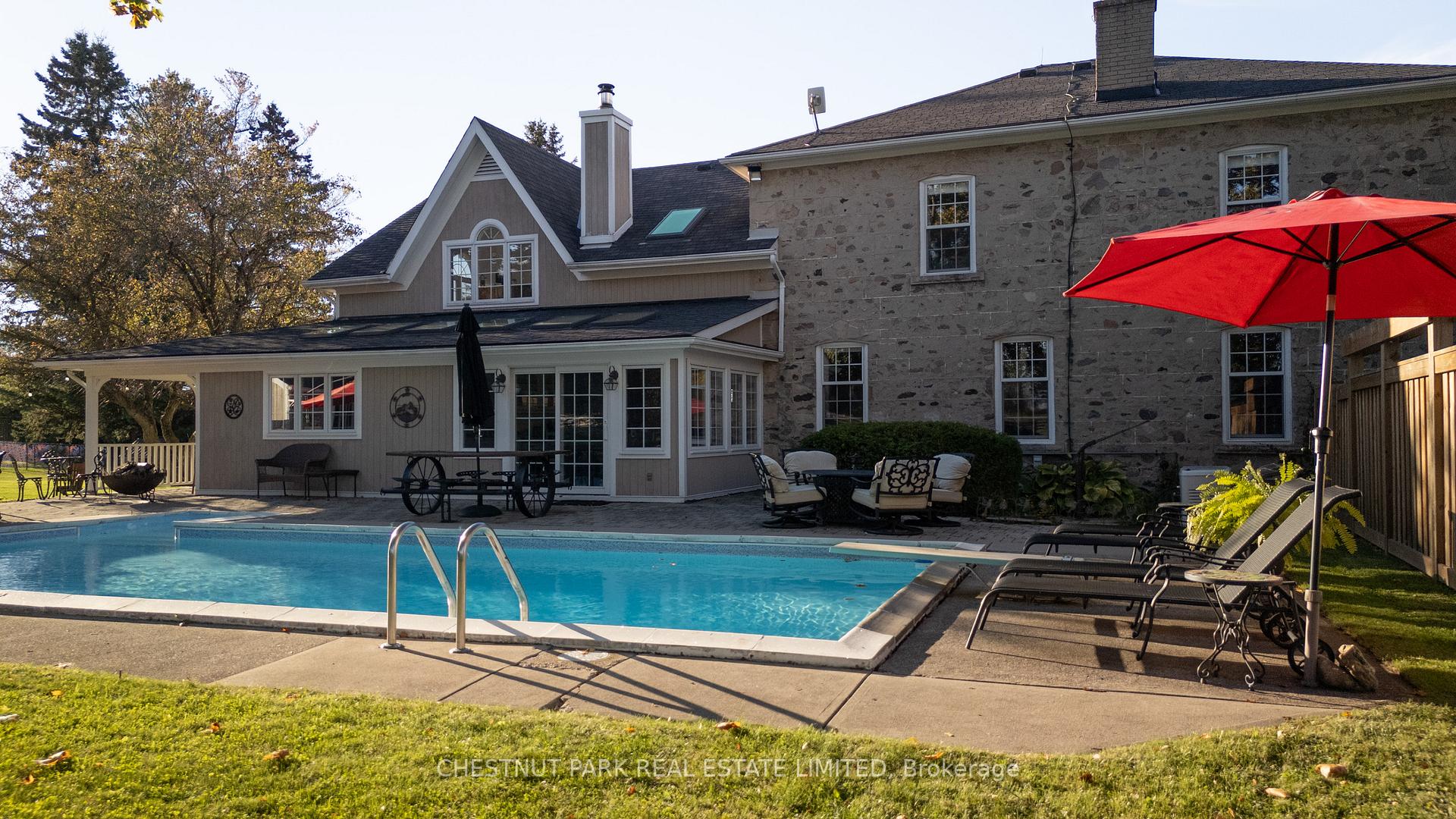 7 Bedroom Single Family Home/House's Image 12