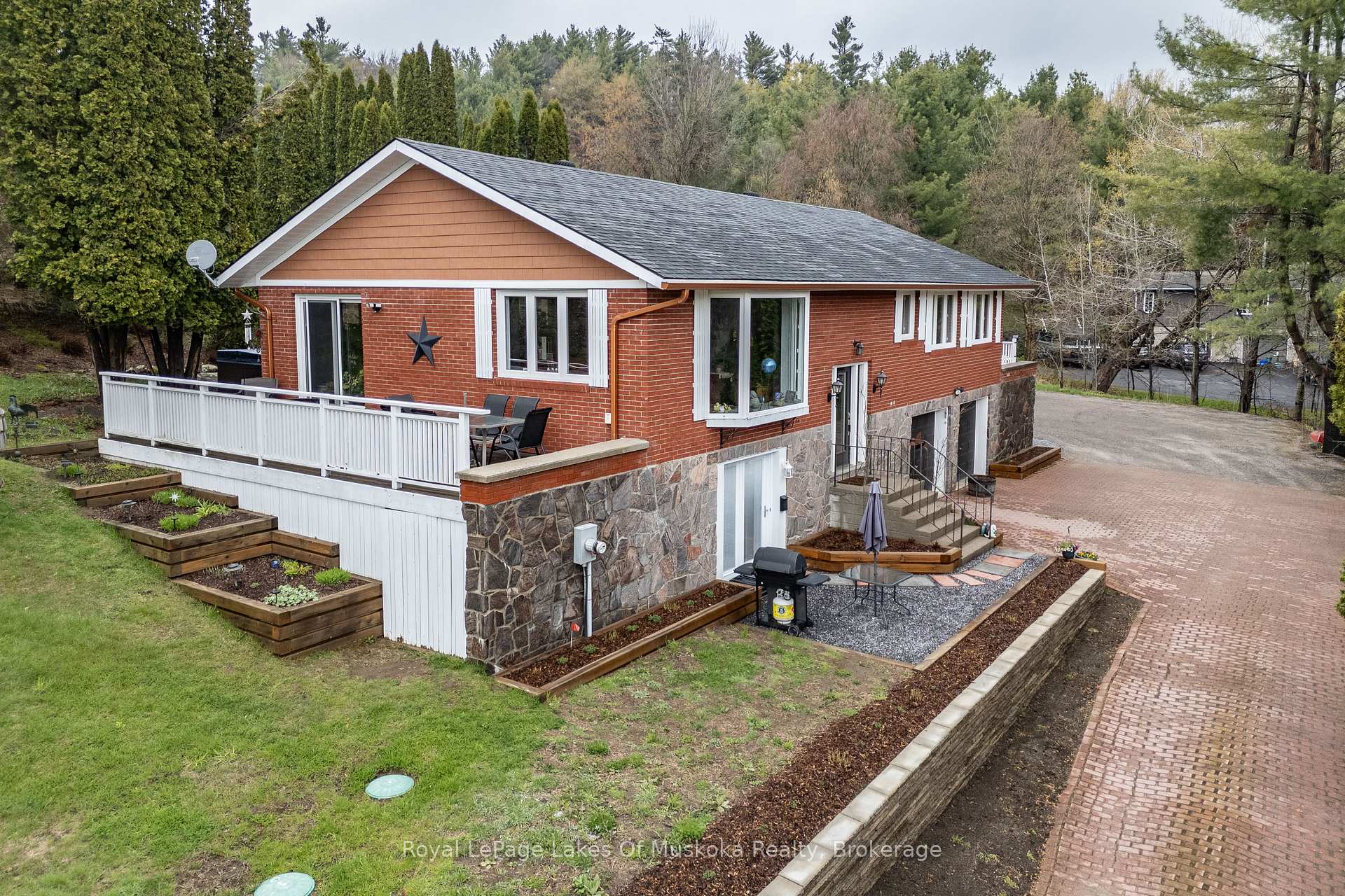 183 Santas Village Road Bracebridge Ontario Canada Sale residential Radka Hnilicova Anchor Realty, Brokerage*