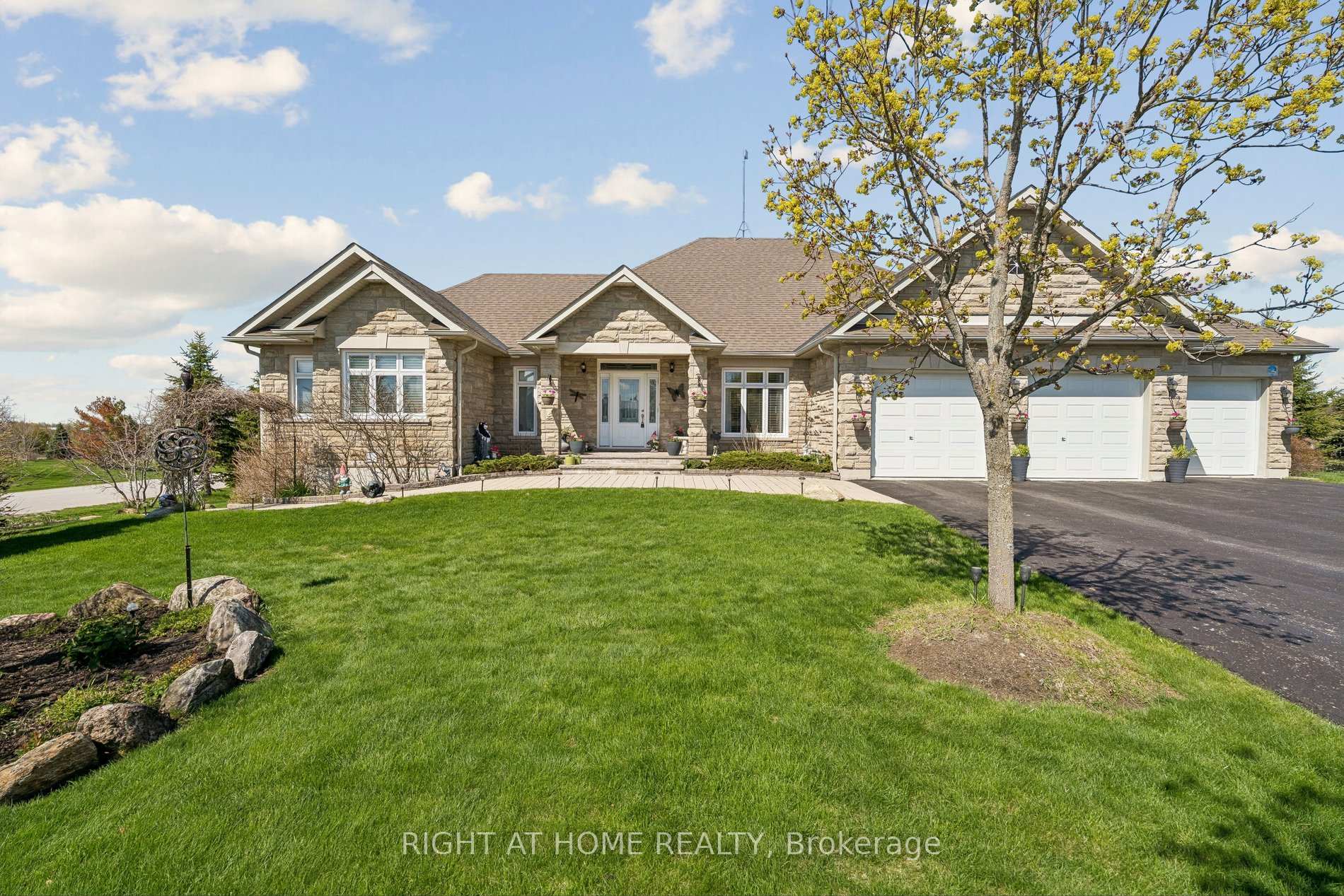 10 Brolley Crescent Essa Ontario Canada Sale residential William (Bill) Kovacs Right at Home Realty, Brokerage*