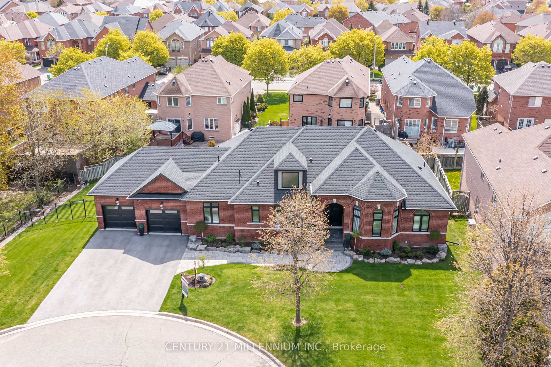 15 Bimmer Place Brampton Ontario Canada Sale residential Taeko Yamanouchi CENTURY 21 MILLENNIUM INC.