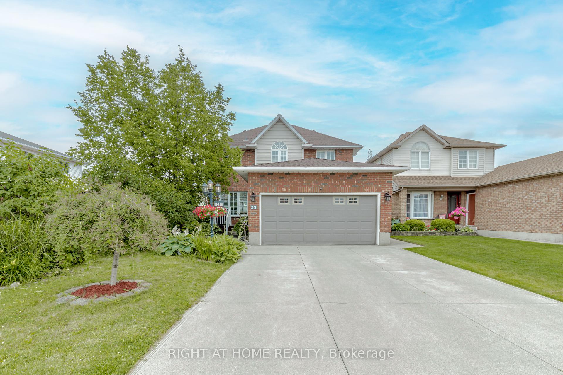32 Vineberg Drive Hamilton Ontario Canada Sale residential Nicholas Clark InCom New Example Office