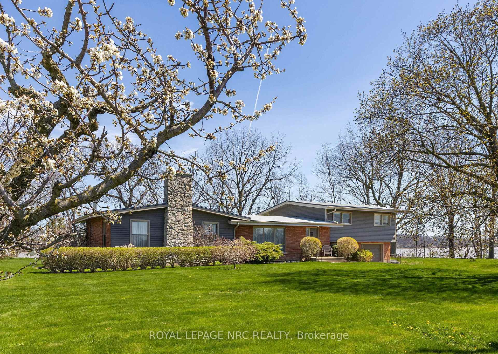 4521 Twenty First Street Lincoln Ontario Canada Sale residential Lily Ruggi ROYAL LEPAGE NRC REALTY
