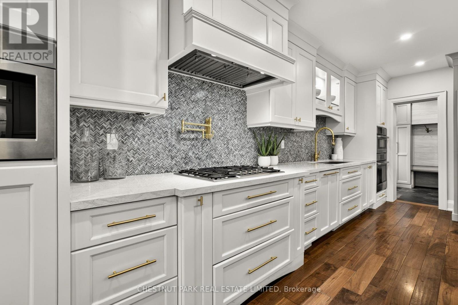 5 Bedroom Single Family Home/House's Image 3